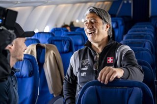 Murat Yakin a répondu aux questions des médias dans l'avion reliant Zurich à Salt Lake City. KEYSTONE/JEAN-CHRISTOPHE BOTT